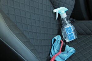 車のシートにお漏らし！臭い・シミを消す掃除方法やクリーニング費用を解説