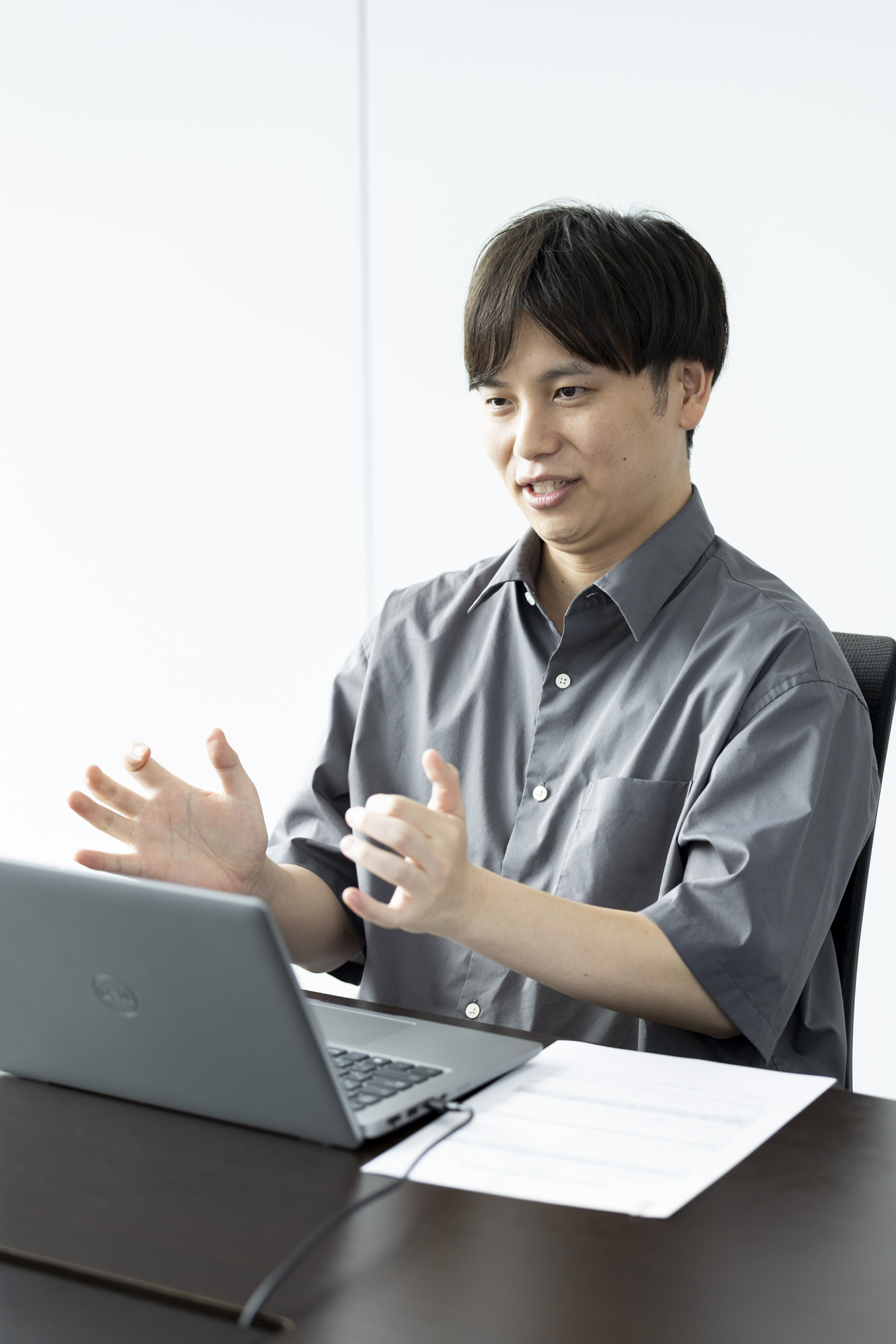 両手を使って説明する河内山泰之氏