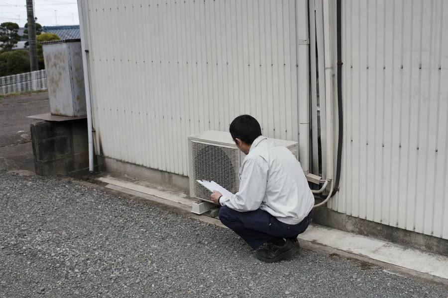 建物や設備を点検している様子
