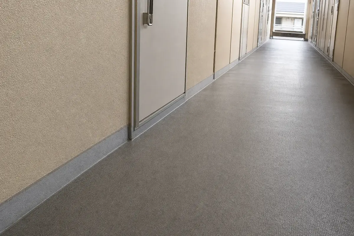 清掃後の共用廊下。床のゴミがなくなり全体が整った状態