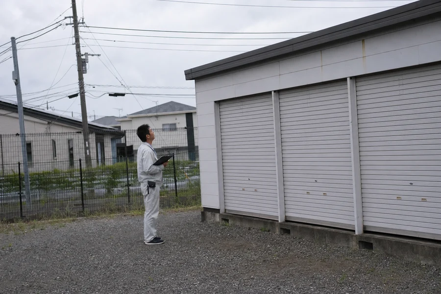 作業員が拠点の設備を点検している様子