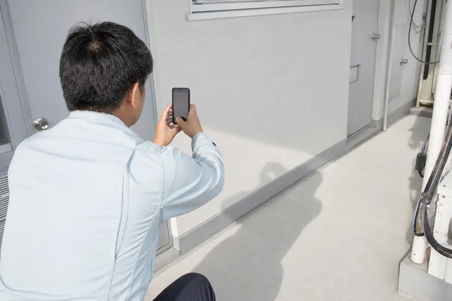 作業員が現場の状況を写真で記録している様子